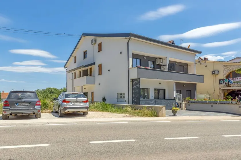 Apartment with terrace - Image 1