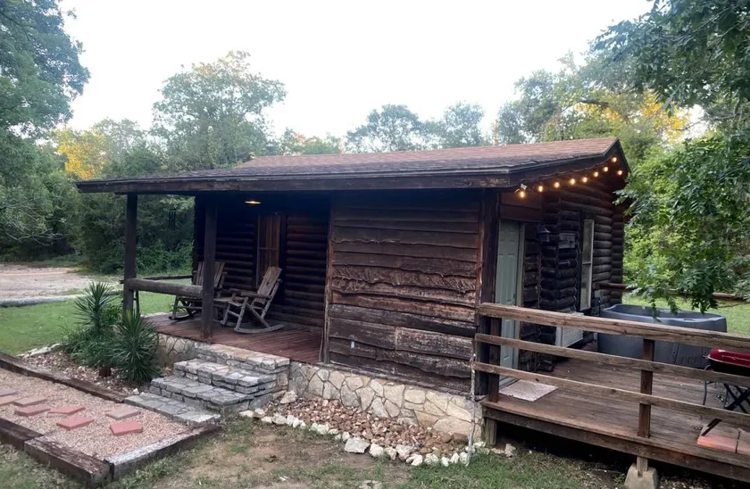 Sustainable and Pet-Friendly Cabin Perfect for Animal Lovers in Bluff Dale, TX - Image 1