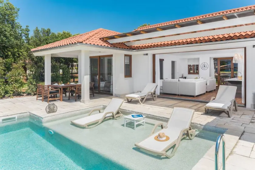 Villa Porto Bus Beachside by Villas Guide - Image 1