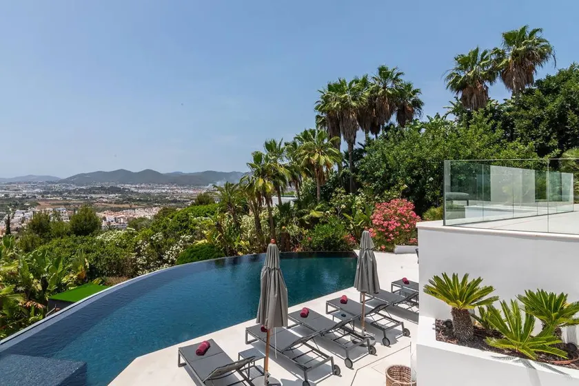 Familienfreundliche Villa mit Pool, Garten und Whirlpool | Panoramablick - Image 1