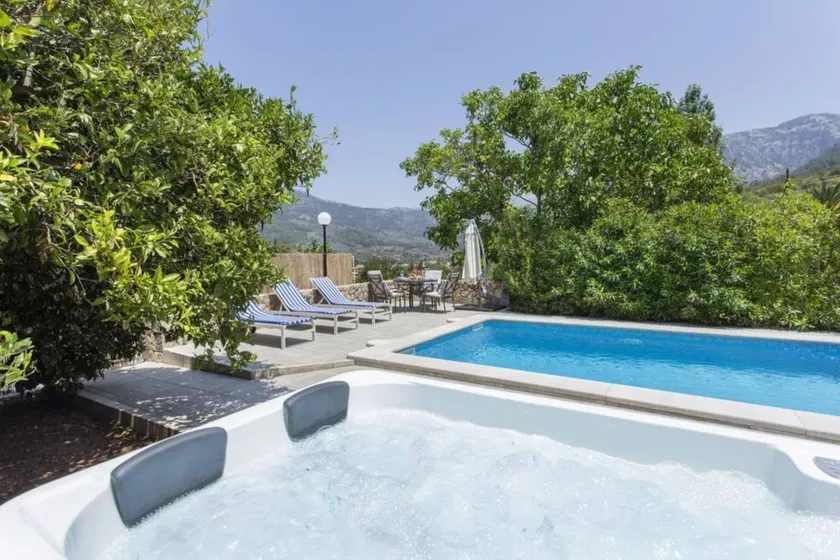 Fantastic Villa with Pool, Whirlpool, Terraces, Mountain View, Air Conditioning & Wi-Fi - Image 1