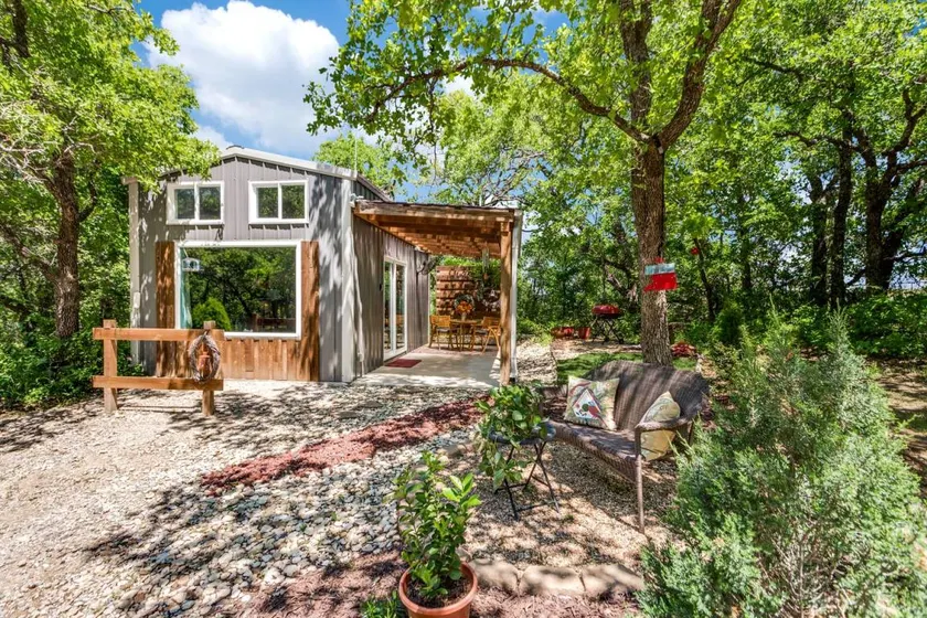 Hidden Treasure Tiny Harvest House Forest Getaway 30 Min. West of Fort Worth - Image 1