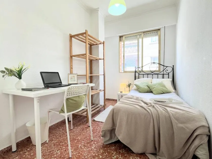 Habitación en casa de familia - Image 1
