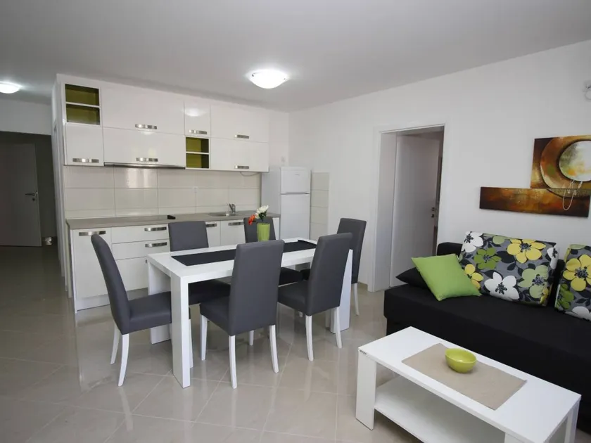 Apartment with barbecue, terrace & pool - Image 1