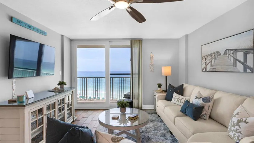 Merveilleux appartement adapté aux familles avec internet haut débit, barbecue et piscine chauffée | Vue sur l'eau - Image 1