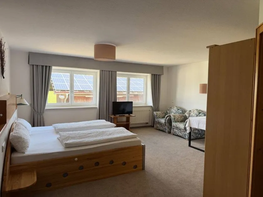 Flat with garden & terrace - Image 1