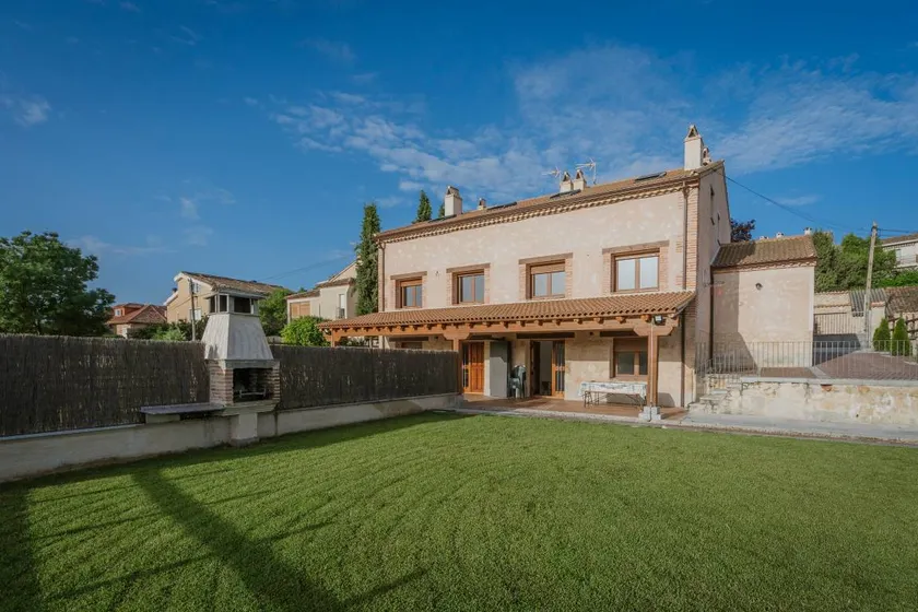 Casa rural Velasco I en Segovia: Terraza privada, Wi-Fi y aire acondicionado para 8 personas - Image 1