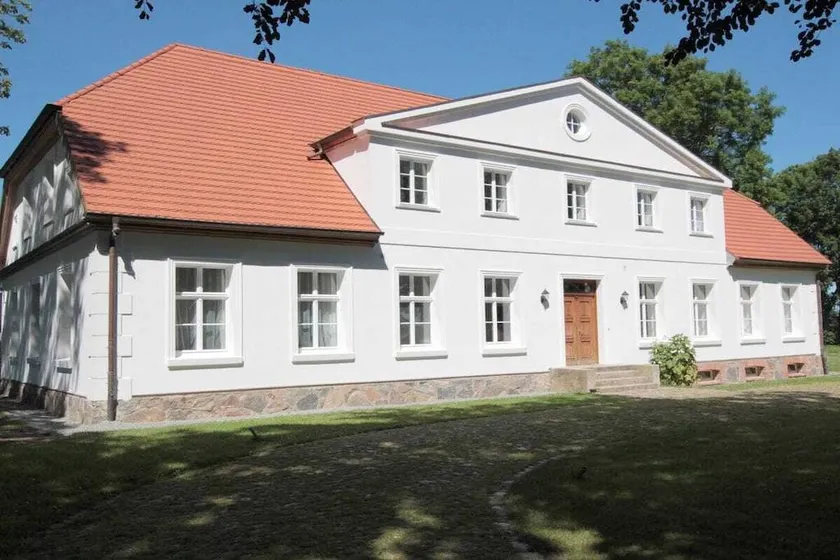 Charming house with garden - Image 1