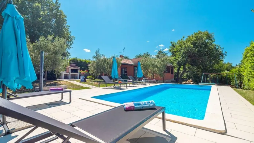 Familienorientiertes weiträumiges Ferienhaus mit privatem Pool, Garten und Terrasse - Image 1