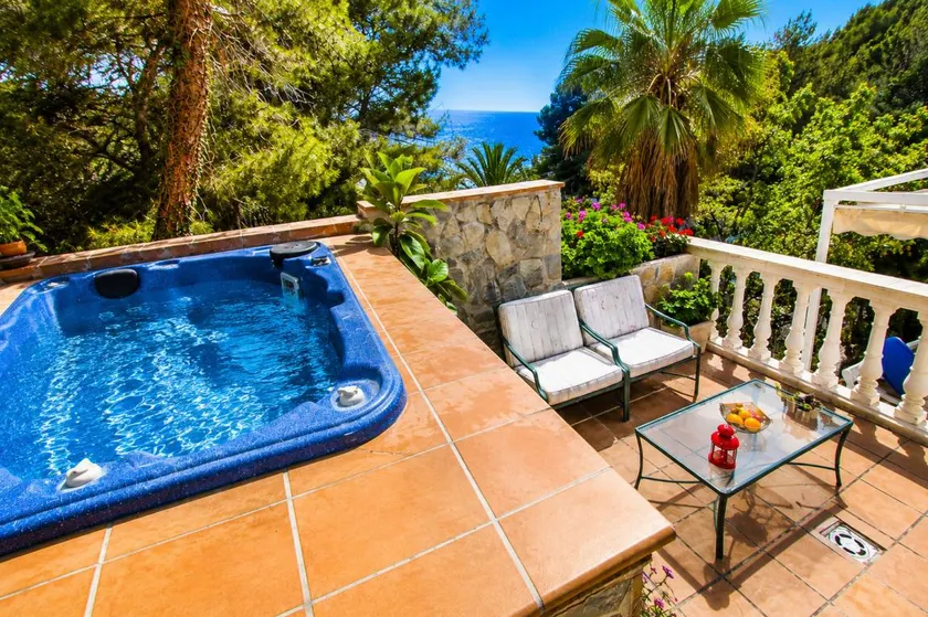 House with terrace, hot tub & BBQ - Image 1