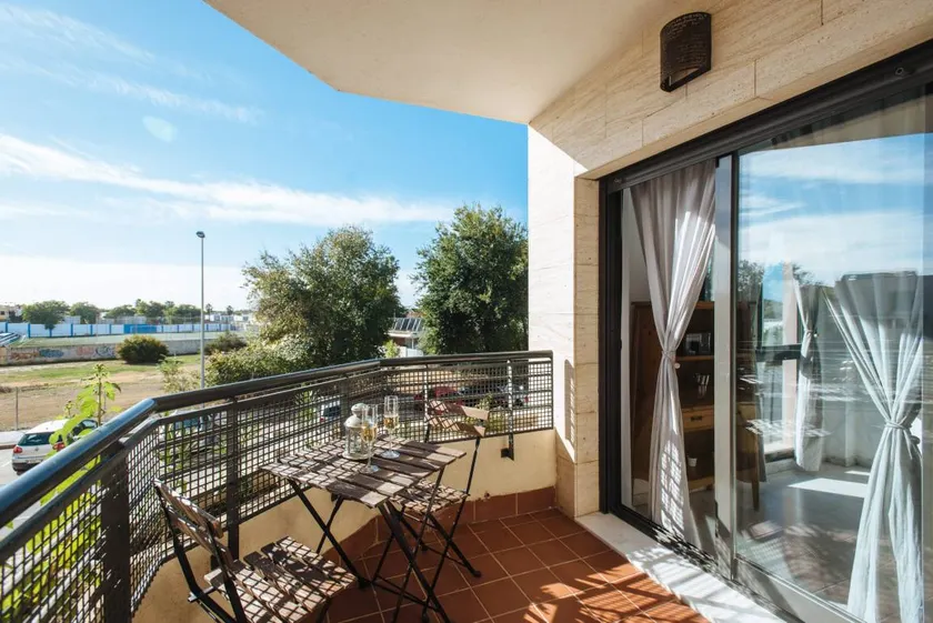 Holiday apartment with pool - Image 1