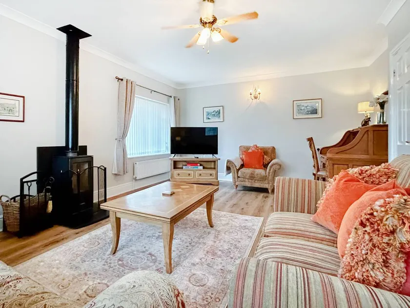 Child-friendly cottage with garden & BBQ | River view | Dogs allowed - Image 1