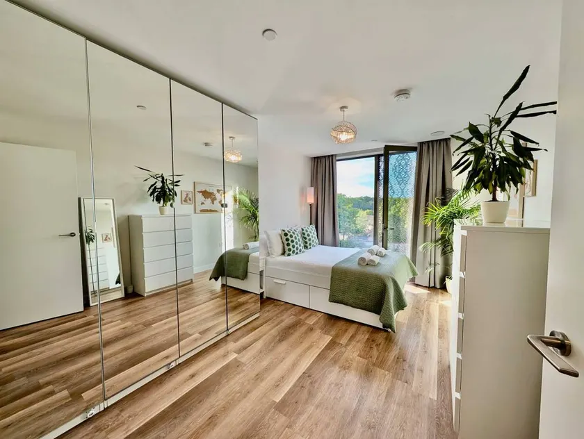 Amazing Flat With Free Parking and Balcony - Image 1