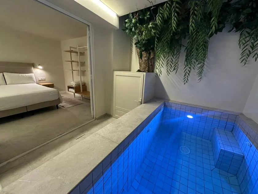 Fully equipped apartment with private pool - Image 1