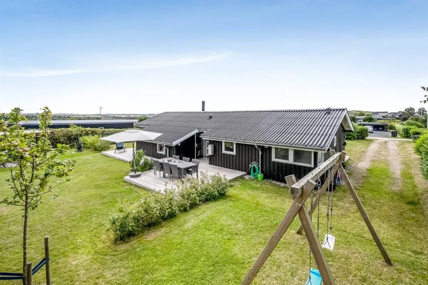 Family-friendly holiday home with garden, hot tub & barbeque - Image 1
