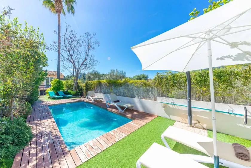 Villa with barbecue, private pool & terrace - Image 1