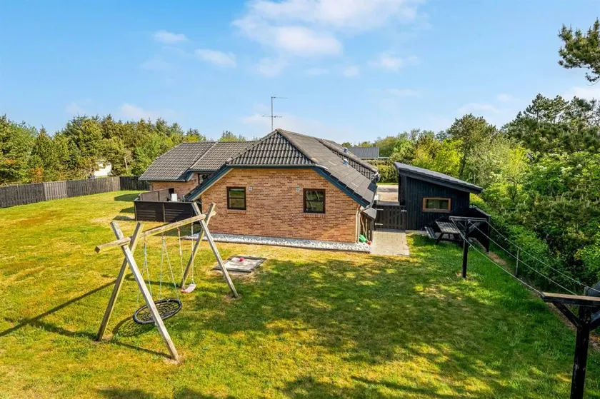 House with hot tub, private pool & BBQ - Image 1