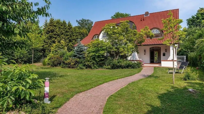 Holiday home with garden, barbeque & terrace - Image 1