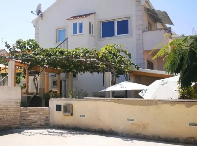 Apartment with terrace - Image 1