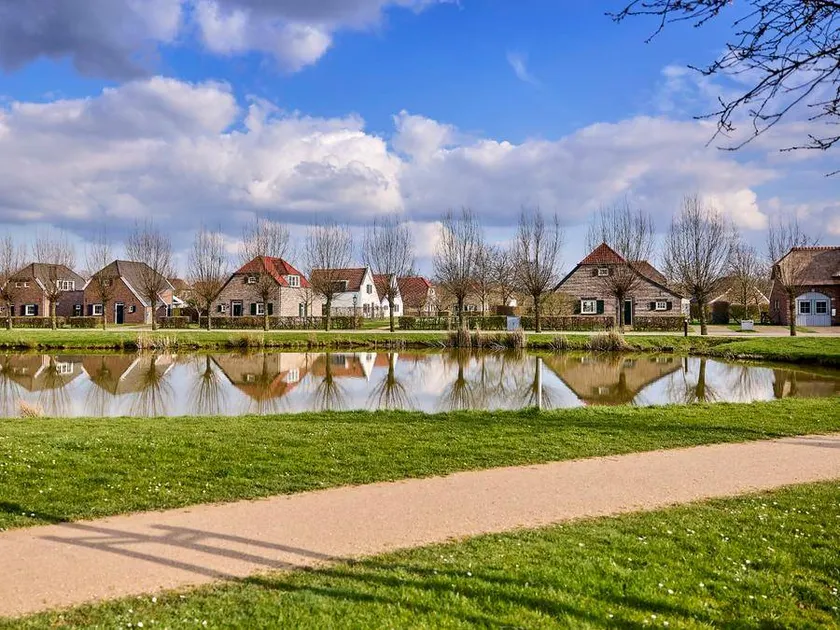 Bungalow adapté aux familles avec jardin, terrasse et piscine chauffée - Image 1