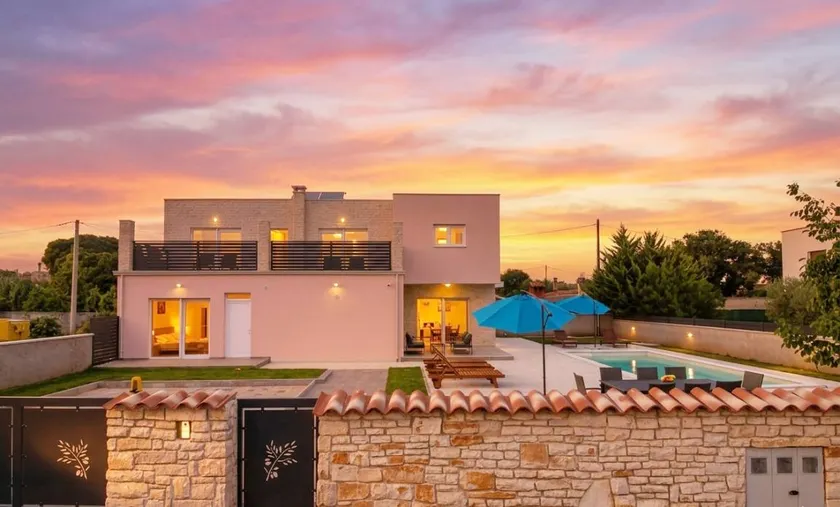 Villa con piscina, barbacoa y terraza - Image 1