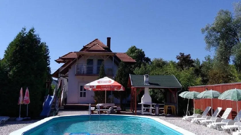 Apartamento vacacional con barbacoa, terraza y piscina - Image 1