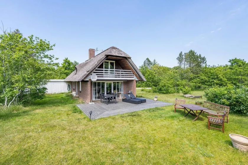 House with BBQ, garden & terrace - Image 1