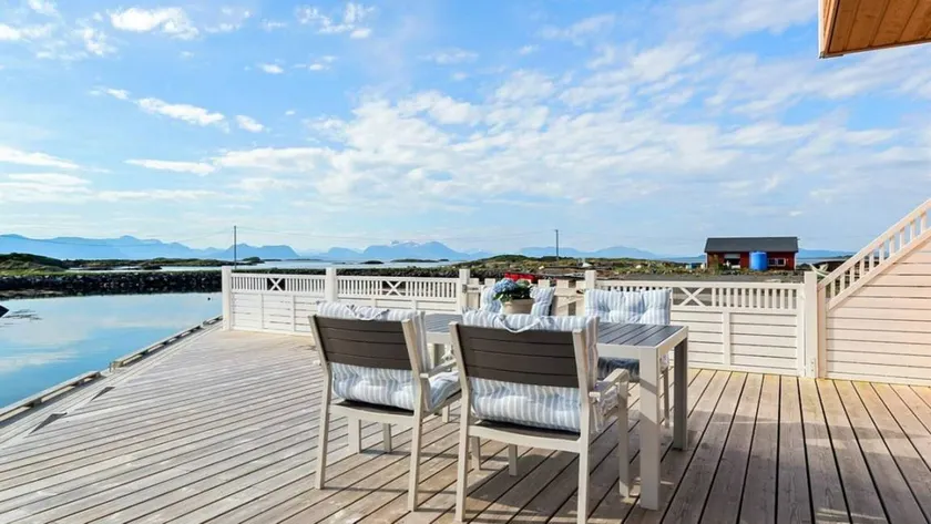 Holiday home with garden & terrace - Image 1