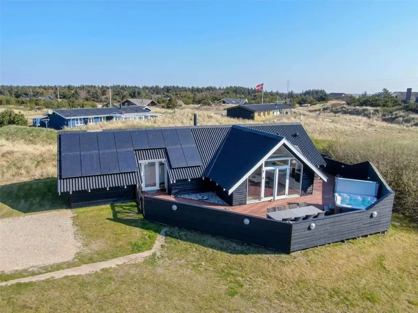 House with hot tub & BBQ - Image 1