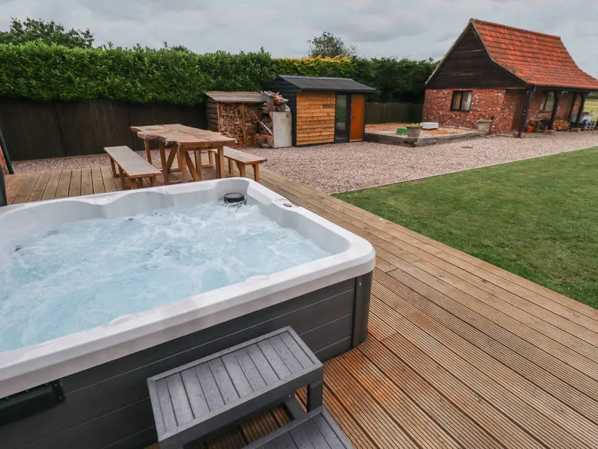 Cottage with garden & hot tub - Image 1