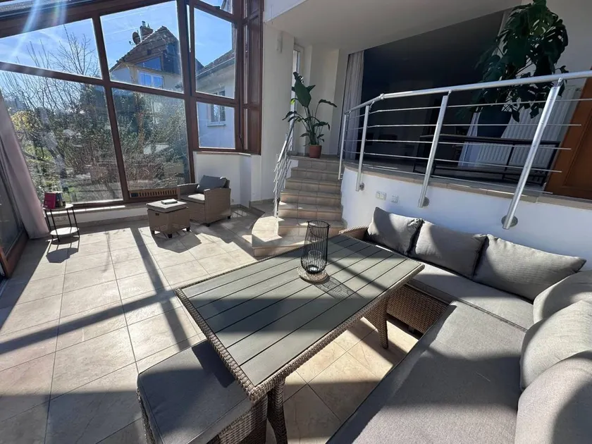 Charming Holiday Home with Free Wi-Fi, Parking and Shared Garden - Image 1