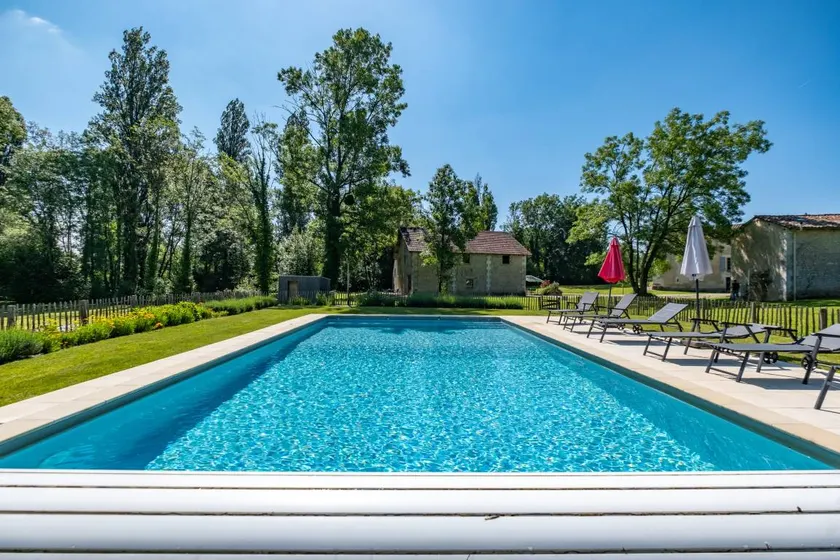 Gîte Les Chouettes with Shared Pool, Private Terrace and Wi-Fi - Image 1