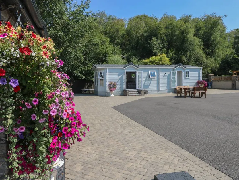 Cottage with garden - Image 1