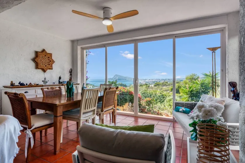 Holiday Home 'Oceanview House' with Sea View, Wi-Fi and Air Conditioning - Image 1