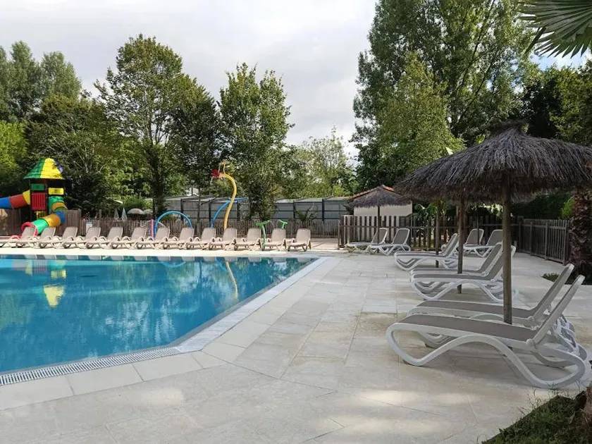 Tent with heated pool & terrace - Image 1
