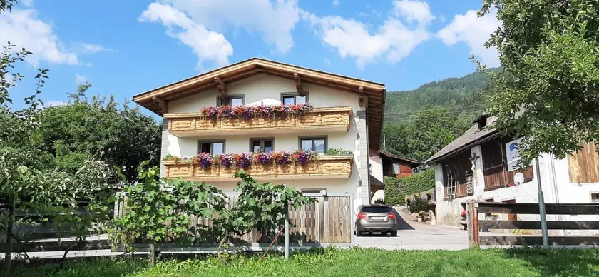 Holiday apartment with pool & garden - Image 1