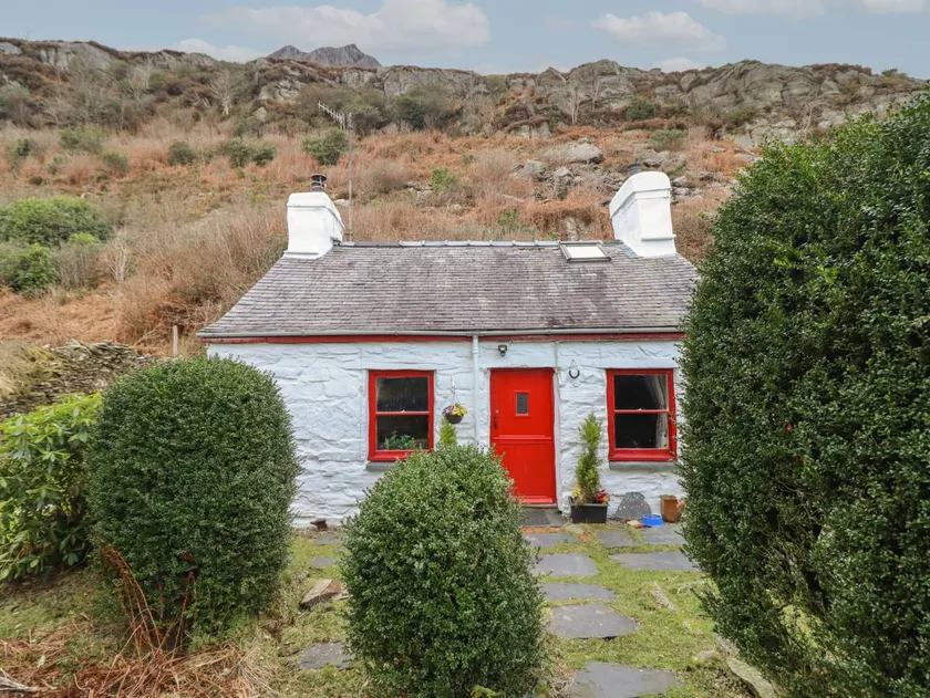 Cottage with garden - Image 1