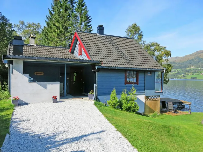 Strand with 3 bedrooms and 1 bathrooms - Image 1
