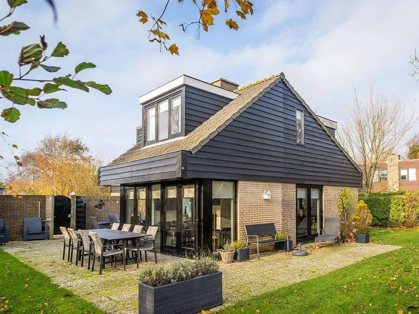 Family-oriented charming bungalow with terrace & garden - Image 1