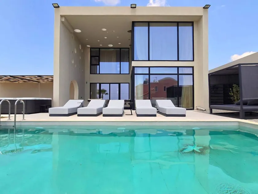 Apartment with private pool, barbeque & terrace - Image 1