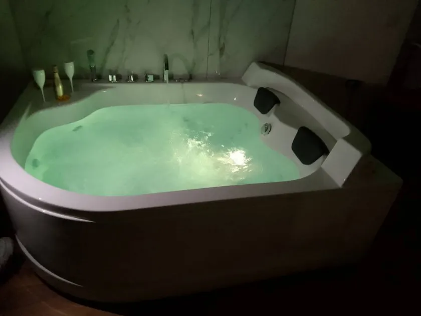 Familienorientiertes Privatzimmer mit Terrasse, Garten und Whirlpool | Poolblick | Haustiere erlaubt - Image 1