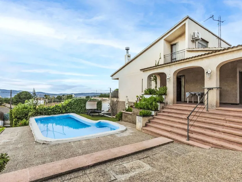 House with terrace, BBQ & private pool - Image 1