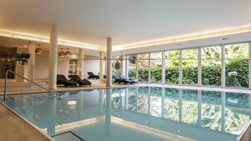 Flat with terrace, pool & sauna | Lake view - Image 1
