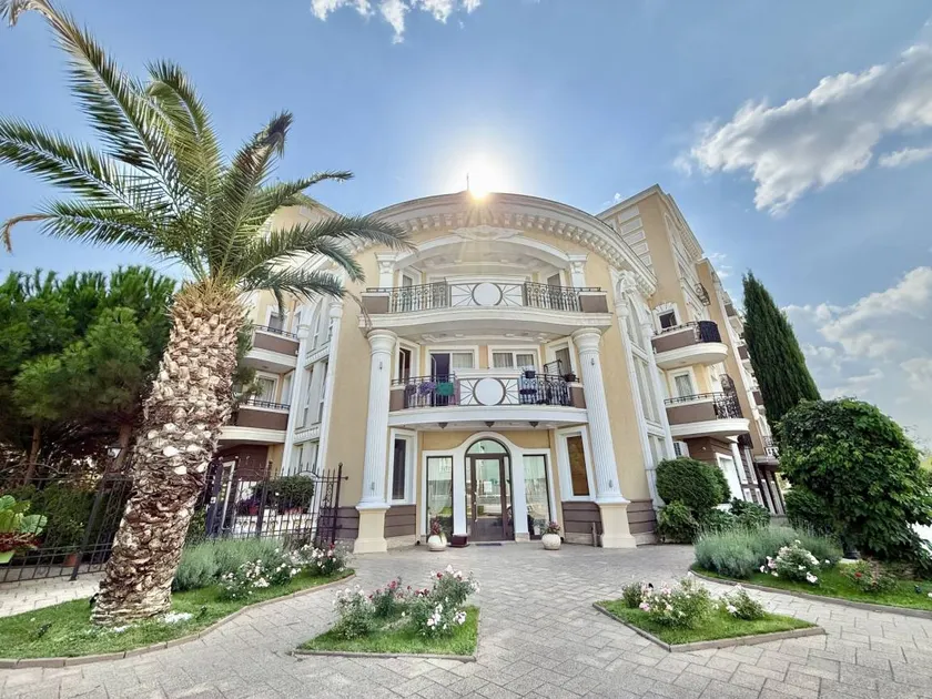 Flat with garden & pool - Image 1