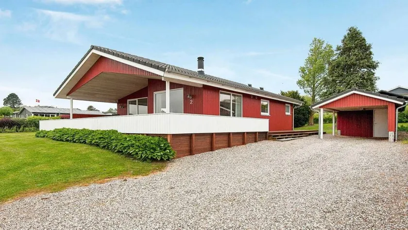 House with BBQ, terrace & hot tub - Image 1