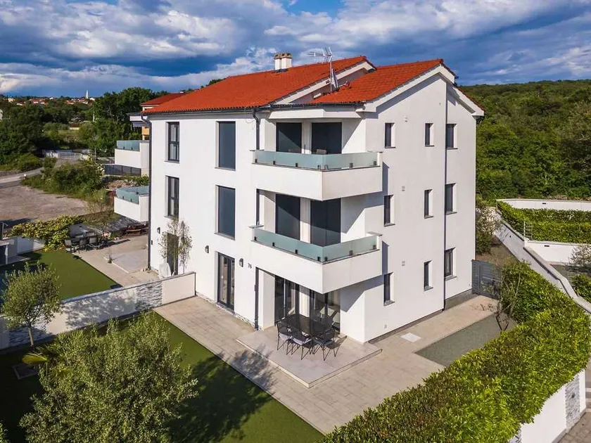 Flat with garden & terrace - Image 1