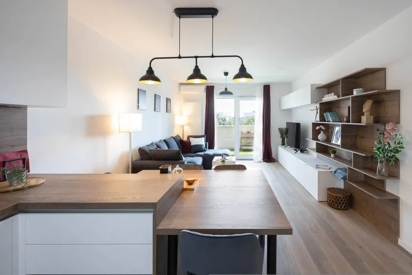 Flat with terrace - Image 1