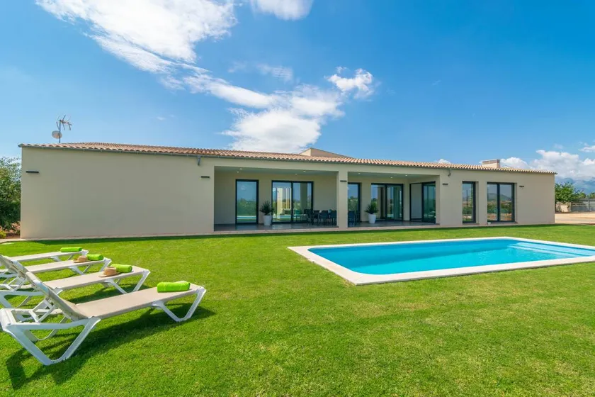 Family-friendly villa with garden, terrace & barbeque - Image 1