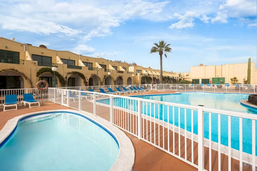 Holiday apartment with pool & terrace - Image 1