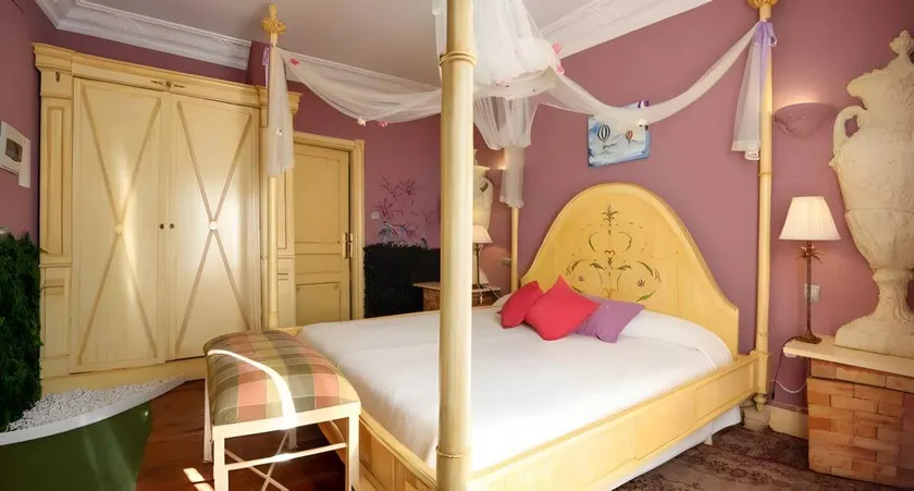 Dedicated room with terrace, fast internet & jacuzzi | Mountain view - Image 1